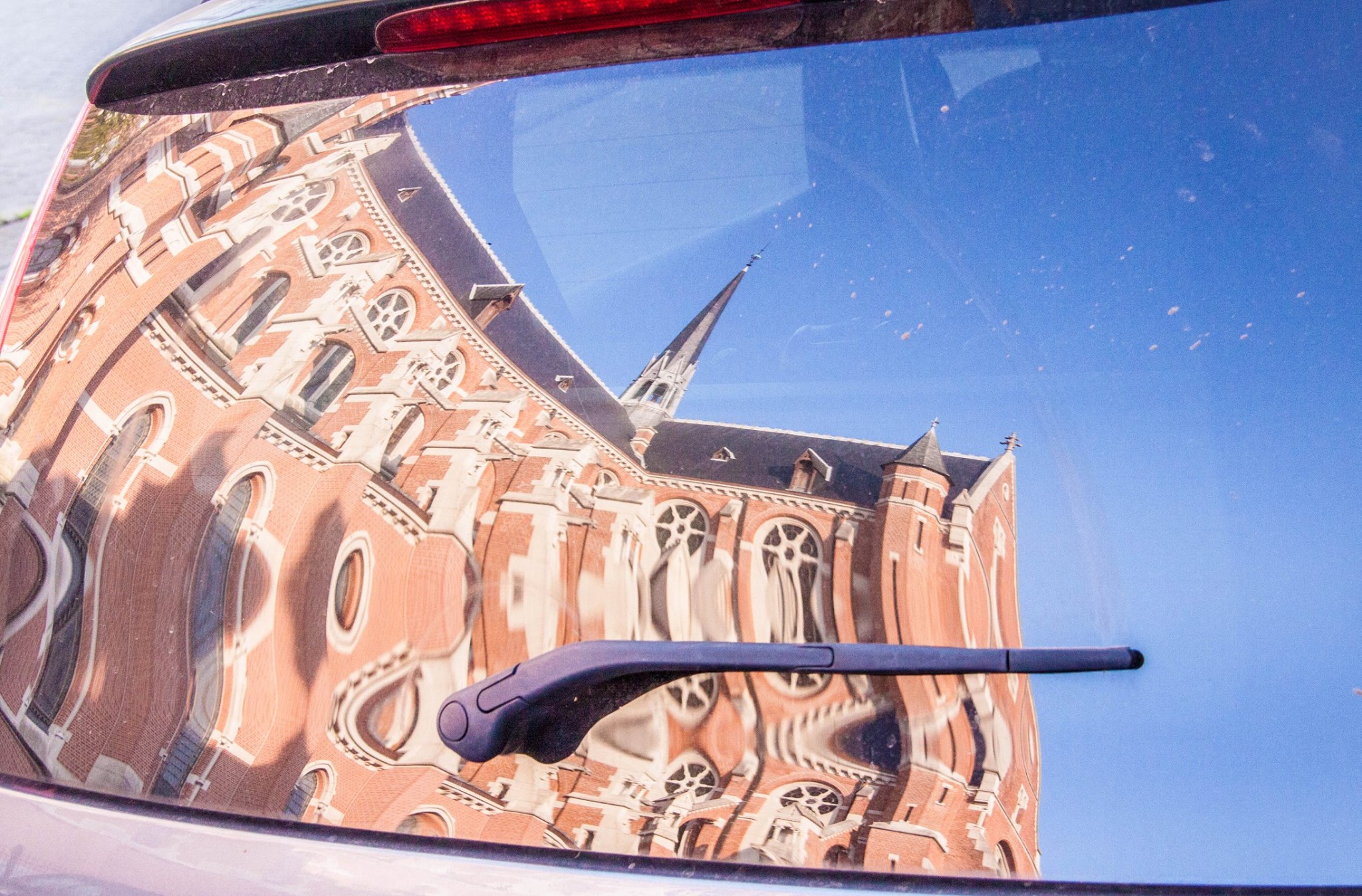 Willibrorduskerk_in_autoruit