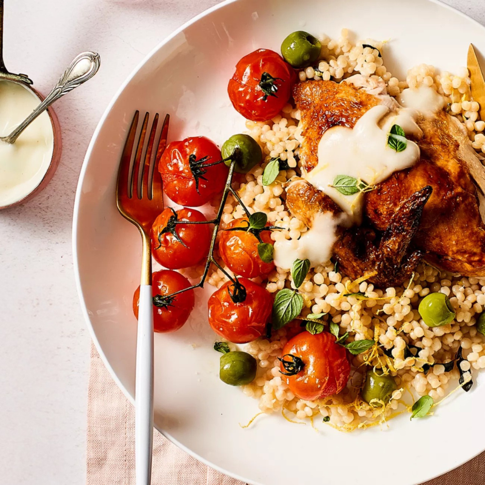 Mild pittige kip, geroosterde tomaatjes en parelcouscous in Ottolenghi-stijl